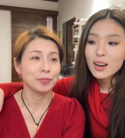 50岁妈妈回应被女儿爆改成女大学生图片 50岁妈妈回应被女儿爆改成女大学生图片