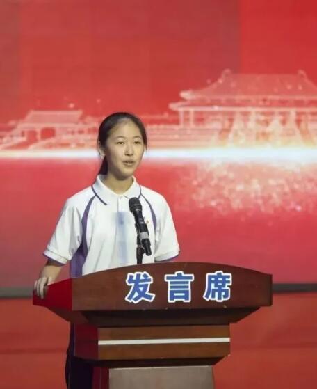 女孩考726分轰动全小区 邻居放烟花图片 女孩考726分轰动全小区 邻居放烟花图片